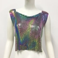 Détail du débardeur à paillettes métalliques irisées avec texture aux reflets arc-en-ciel - Taille unique / Couleur AB