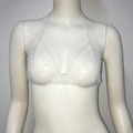 Detailansicht des weißen Halter-Bralettes mit Strasssteinen und funkelndem Metallnetz - Camisole-Oberteil / Weiß