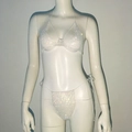 Dettaglio macro del set bikini di lusso con strass argentati e top allacciato al collo - Bianco