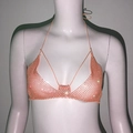 Vue détaillée d'un haut de bikini en strass orange chair brillant avec chaînes en métal - Taille unique / Style 212 Nude (5412714088806)