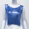 Détail du tissu en maille à paillettes métalliques bleues sur un haut court sans manches - Taille unique / Bleu Saphir