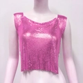 Détail d'un crop top à paillettes métalliques rose vif avec des chaînes latérales - Taille unique / Rose rouge