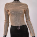 Top corto a rete con strass oro champagne scintillanti e maniche lunghe su manichino - Colore pelle