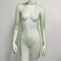 Détail de la tunique en résille vert clair avec strass fins et col rond perlé scintillant - Vert