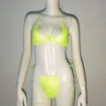 Dettaglio del set bikini verde neon con strass luccicanti e top in maglia a rete - Verde