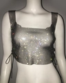 Detalle de top de malla con diamantes de imitación brillantes y cordones laterales - Talla única / Negro