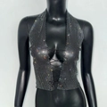 Detailaufnahme des glitzernden Strass-Halter-Tops mit Schnürung und V-Ausschnitt - S / Schwarz