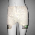 Detalle de pantalones cortos de pedrería de talle alto con cordón y bajo de malla - Talla única / Blanco