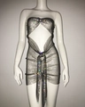 Detail van sprankelende strass-steentjes op zwart mesh-materiaal van een sexy partyjurk - Eén maat / Zwart