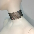 Gros plan du ras-du-cou large en maille noire avec strass brillants sur un mannequin - 12 rangées / Noir