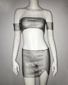 Detail von funkelndem Strass-Netz-Set mit schulterfreiem Crop-Top und Minirock-Anzug - S / Schwarz