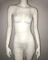 Detalle de bikini de malla con strass blanco y minifalda con cordones en un maniquí - S / Blanco