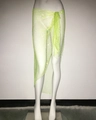 Detail des neongrünen Mesh-Wickelrockes mit Glitzersteinen und Schnür-Design - Fluoreszierendes Grün
