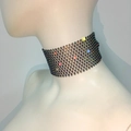 Détail du large collier choker en maille noire avec strass AB multicolores étincelants - 12 rangées / Strass Noir AB
