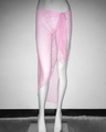 Detalle de la falda cruzada de malla rosa con pedrería brillante y lazo en el lateral - Rosa