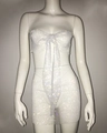 Dettaglio del set due pezzi in rete con strass scintillanti con top a fiocco e minigonna - Bianco
