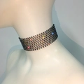 Détail d'un collier ras de cou en maille noire orné de strass AB brillants sur mannequin - 8 Rangées / Strass Noir AB