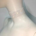 Détail d'un collier choker à plusieurs rangées de strass étincelants sur un mannequin - 8 Rangées / Blanc