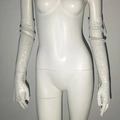 Détail de gants longs en résille argentée avec strass et boucle de doigt sexy - Manches longues / Blanc