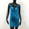 Detail van de blauwe maliënkolder halterjurk met metalen lovertjes en glanzende textuur - S / Diepe V Halter Cowl Stijl (Stijl 1)