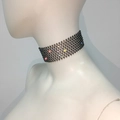Vue détaillée d'un collier ras du cou en résille noire avec des strass multicolores - 8 Rangées / Noir
