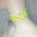 Détail macro du ras-du-cou large vert néon élastique avec strass étincelants sur plusieurs rangs - 8 Rangées / Vert Fluorescent