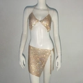 Detailansicht des champagnergoldenen Strass-Bikini-Tops und des Minirocks mit Seitenschlitz - Einheitsgröße / Gold