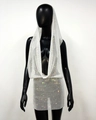 Macro-opname van fonkelende strass-steentjes op witte mesh-stof van een tweedelige partyset - S / Wit