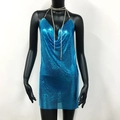 Detail van glinsterende blauwe metalen gaasstof met elegante strass schouderband - S / Dunne Ketting Strass Zijsplit Stijl (Stijl 2)