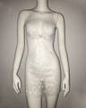 Nahaufnahme der glitzernden Strasssteine und Cut-Outs am sexy Mesh-Partykleid - Einheitsgröße / Weiß