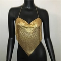 Detailansicht des goldenen Neckholder-Tops aus Kettenhemd mit Pailletten und V-Ausschnitt - Einheitsgröße / Gold