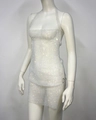 Dettaglio del set da festa in rete di strass argento con top a sottoveste e gonna ad anello - Taglia unica / Bianco