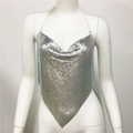 Detailansicht des silbernen Neckholder-Tops mit Pailletten und metallischem V-Saum - Einheitsgröße / Silber