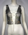 Dettaglio del crop top in rete nera con strass scintillanti e allacciatura a catena argento - Taglia unica / Nero