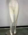 Dettaglio della gonna a rete bianca con strass scintillanti e allacciatura laterale - Taglia unica / Bianco