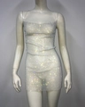 Dettaglio ravvicinato di un mini abito a rete sexy con strass colorati brillanti - Taglia unica / Bianco