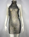 Detailaufnahme funkelnder Strasssteine auf schwarzem Neckholder-Netzkleid - Einheitsgröße / Schwarz