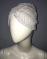 Nahaufnahme der weißen Strass-Turbanmütze mit funkelnden Kristallperlen Verzierungen - Einheitsgröße / Weiß AB Strass