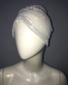 Detailansicht eines weißen Turban-Hutes mit glänzenden Strasssteinen und Perlen - Einheitsgröße / Weiß
