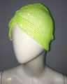 Detalle de tocado de malla verde neón con pedrería brillante en un maniquí - Verde