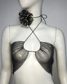 Dettaglio del top a rete nero con strass e accessorio per il collo a fiori 3D coordinato - Taglia unica / Nero