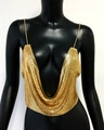 Dettaglio della maglia in paillettes dorate e spalline a catena sul top metallico - Taglia unica / Oro