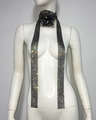 Dettaglio di choker a rete nera con strass luccicanti e decorazione floreale 3D - Nero
