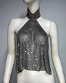 Dettaglio ravvicinato del top all'americana in rete metallica con strass color argento - Taglia unica / Nero