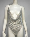 Detalle de top halter metálico plateado con malla de diamantes y tirantes de cadena - Talla única / Plateado