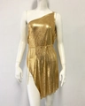 Detail van de gouden metalen mesh stof en pailletten textuur op een one-shoulder jurk - Eén maat / Goud