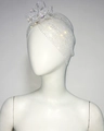 Dettaglio di un foulard a rete bianca con strass scintillanti e un grande fiocco - Stile Turbante con Fiocco / Bianco