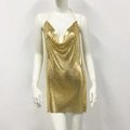 Nahaufnahme des goldenen Pailletten-Netzgewebes am Mini-Neckholder-Kleid mit V-Ausschnitt - S / Gold