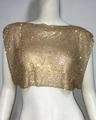 Vista macro della maglia con paillettes dorate e dettagli in strass sul top corto - Taglia unica / Oro