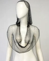 Detailweergave van zwarte mesh vest met capuchon en gekleurde strass-steentjes op een pop - S / Zwart